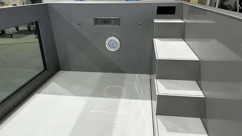 Schwimmbecken aus Polypropylen mit den Maßen 6,5 m x 2,5 m und einem 4 m breiten Fenster